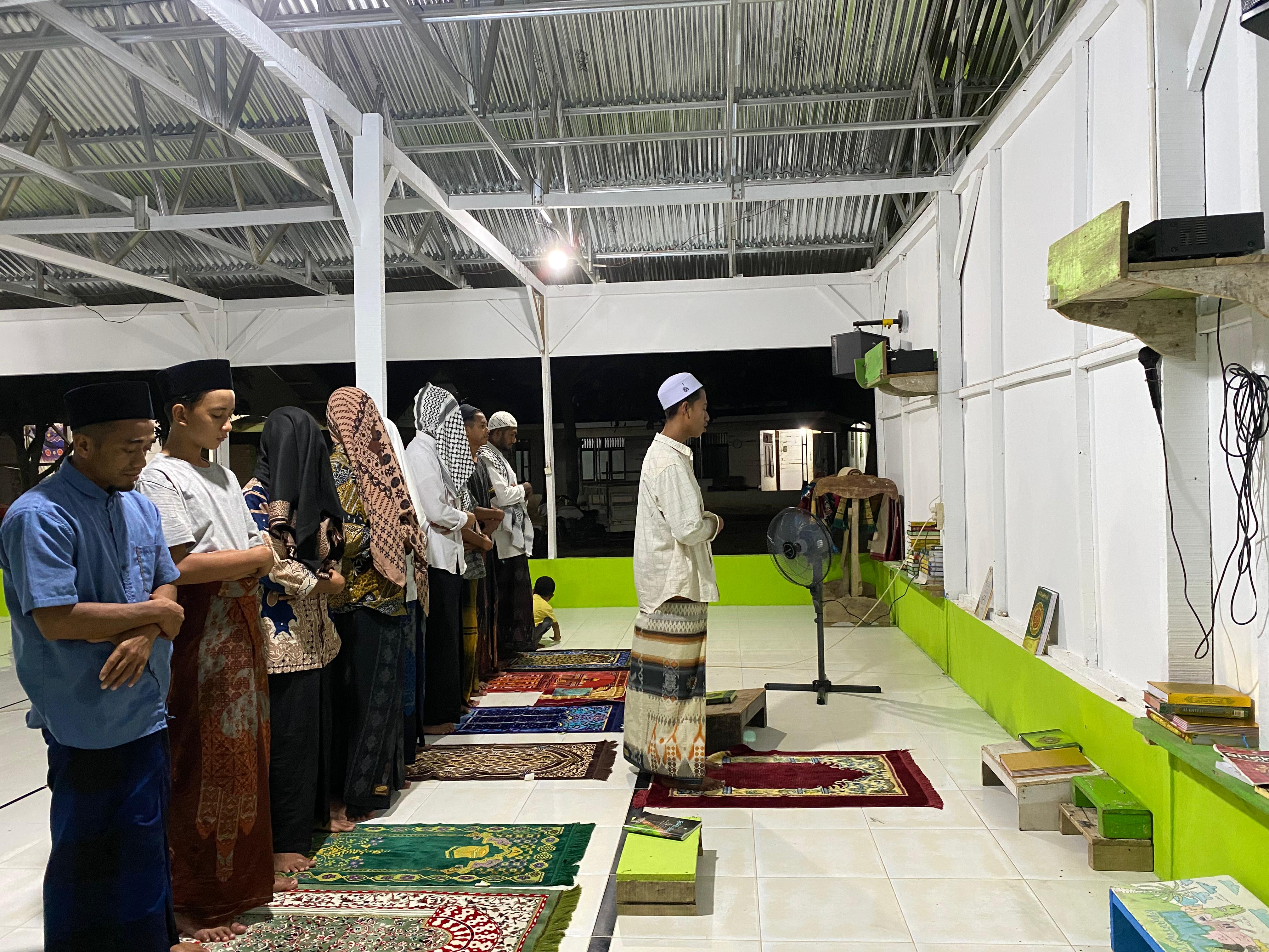 Santri Dayah Bustanul Karomah Gelar Tarawih di Mushala Darurat Pascabanjir Bandang